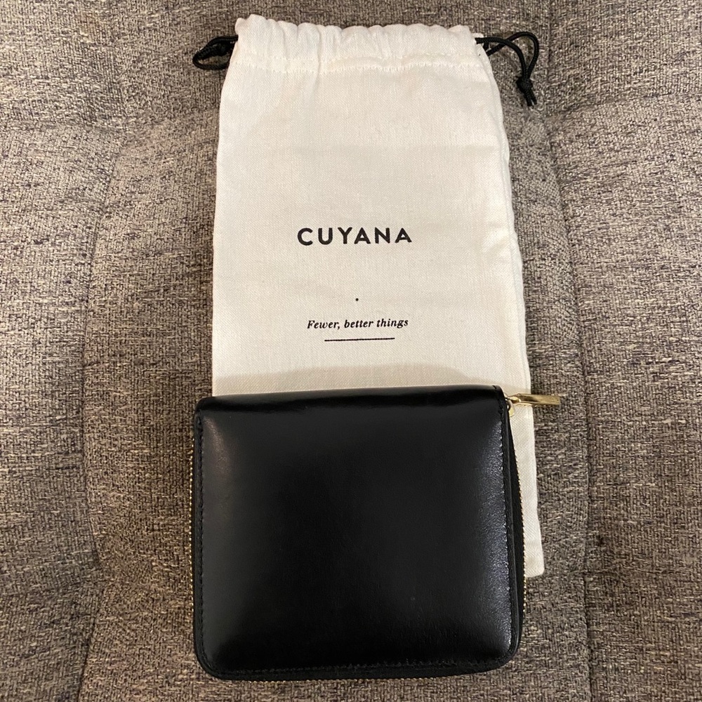 Cuyana zip around wallet